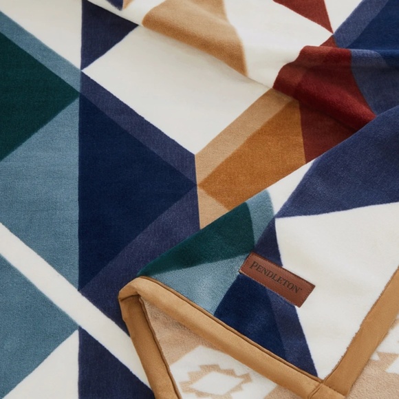 Pendleton Reversible Plush Throw Blanket, Soft, Cozy, Polyester 50" x 70" New - Picture 3 of 4